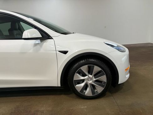 Used 2021 Tesla Model Y Long Range AWD/4WD image 30