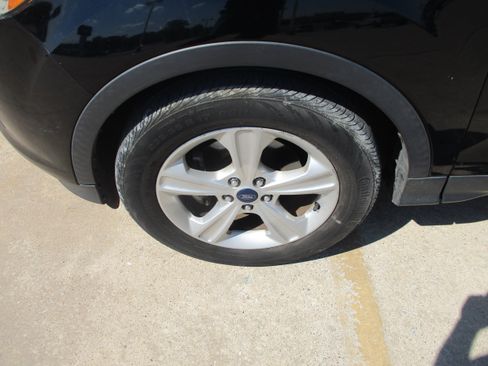 Used 2016 Ford Escape SE w/ Equipment Group 201A FWD image 3