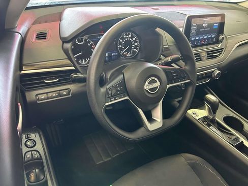 Used 2025 Nissan Altima 2.5 SV FWD image 12