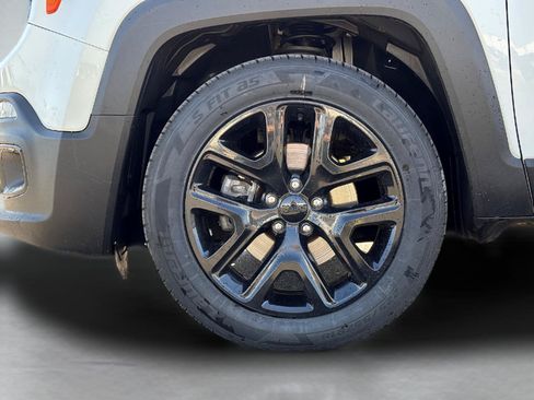 Used 2018 Jeep Renegade Altitude w/ UConnect 8.4 Nav Group FWD image 11