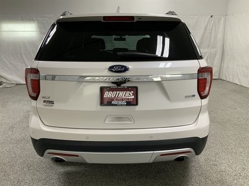 Used 2017 Ford Explorer XLT w/ Equipment Group 202A AWD/4WD image 9