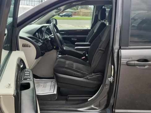 Used 2019 Dodge Grand Caravan SE FWD image 16