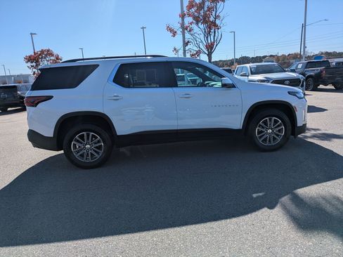 Used 2024 Chevrolet Traverse LT image 3