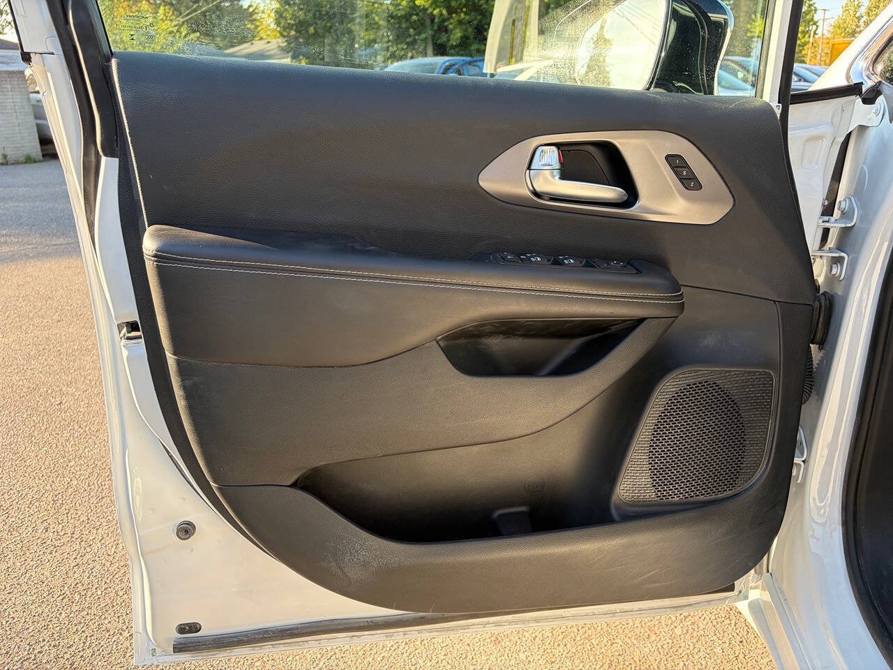 Used 2026 Chrysler Pacifica Select FWD image 10