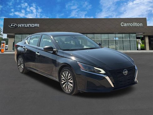 Used 2025 Nissan Altima 2.5 SV FWD image 3