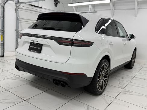 Certified 2023 Porsche Cayenne Platinum Edition image 12