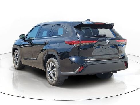 Used 2022 Toyota Highlander XLE AWD/4WD image 4