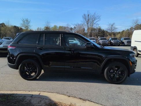 Used 2023 Jeep Grand Cherokee Altitude image 3