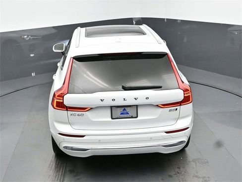 Used 2023 Volvo XC60 B5 Plus image 12