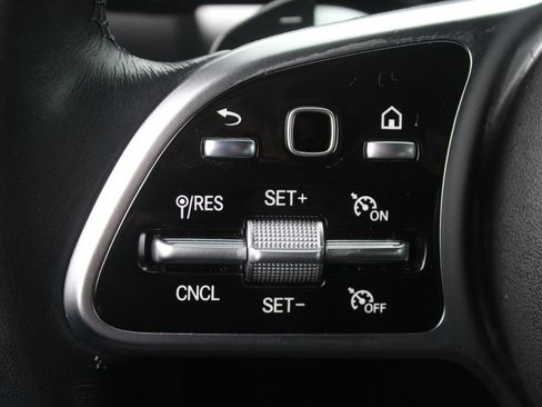 Used 2023 Mercedes-Benz GLB 250 4MATIC w/ Premium Package image 12