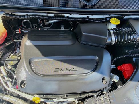 Used 2023 Chrysler Voyager LX FWD image 33