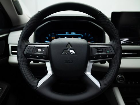 Used 2025 Mitsubishi Outlander SE image 18