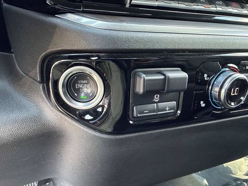 Used 2025 GMC Sierra 1500 SLT AWD/4WD image 33