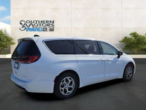 Used 2024 Chrysler Pacifica Limited FWD image 5