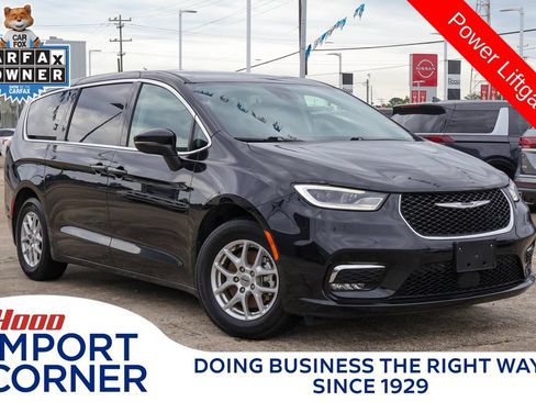 Used 2023 Chrysler Pacifica Touring-L FWD image 1