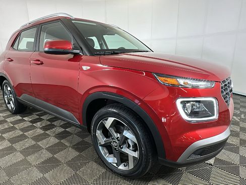 Used 2025 Hyundai Venue Limited FWD image 2