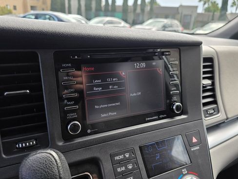 Used 2019 Toyota Sienna LE w/ Carpet Mat Package image 32