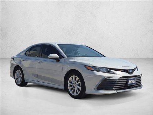 Used 2022 Toyota Camry LE FWD image 3