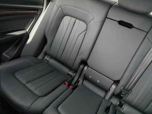 Used 2023 Audi Q5 2.0T Premium w/ Convenience Package AWD/4WD image 12