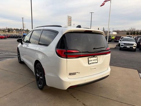 New 2026 Chrysler Pacifica Select w/ S Appearance Package image 4
