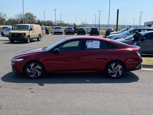 Used 2025 Hyundai Elantra Sport image 4