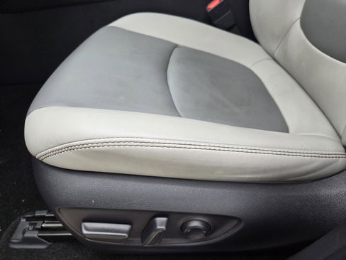 Used 2020 Toyota RAV4 XLE Premium FWD image 20
