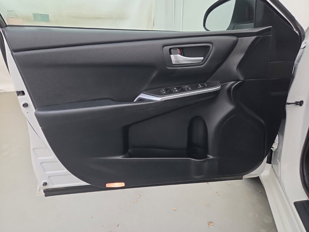 Used 2016 Toyota Camry SE FWD image 22