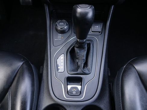 Used 2019 Jeep Cherokee Latitude Plus w/ Comfort/Convenience Group AWD/4WD image 10