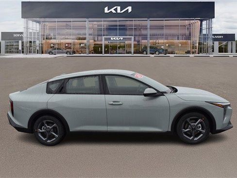 New 2025 Kia K4 LXS image 2