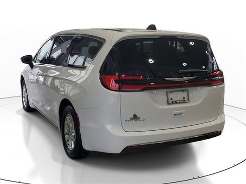New 2025 Chrysler Pacifica Select image 3