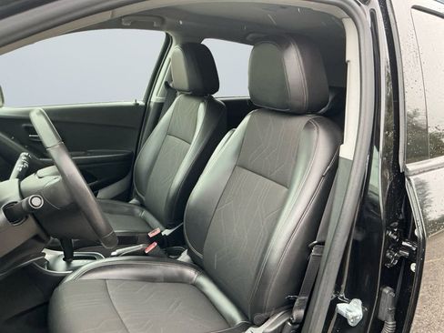 Used 2022 Chevrolet Trax LT w/ Midnight Edition image 9