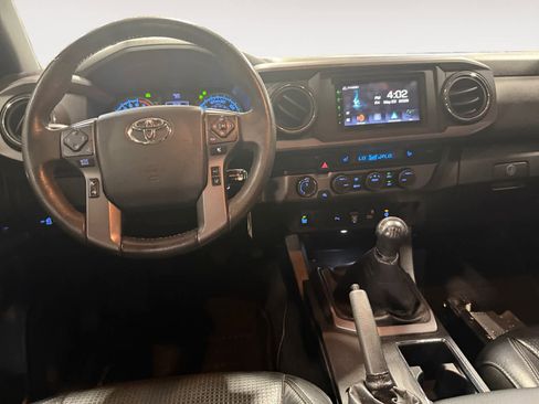 Used 2020 Toyota Tacoma TRD Sport w/ TRD Premium Sport Package AWD/4WD image 11