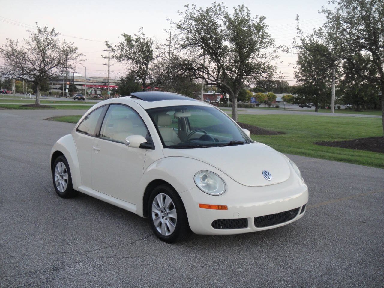 Used 2010 Volkswagen Beetle Coupe FWD image 4