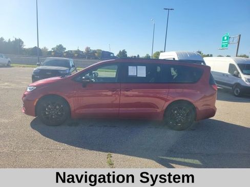 Used 2025 Chrysler Pacifica Limited image 3