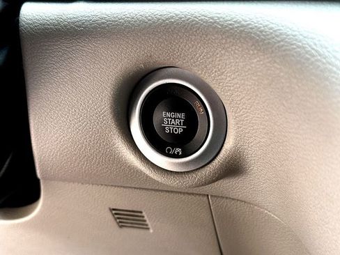 Used 2023 Chrysler Pacifica Touring-L FWD image 17