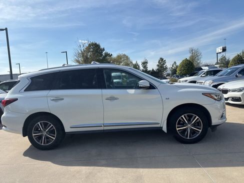 Used 2016 INFINITI QX60 FWD w/ Premium Package image 3