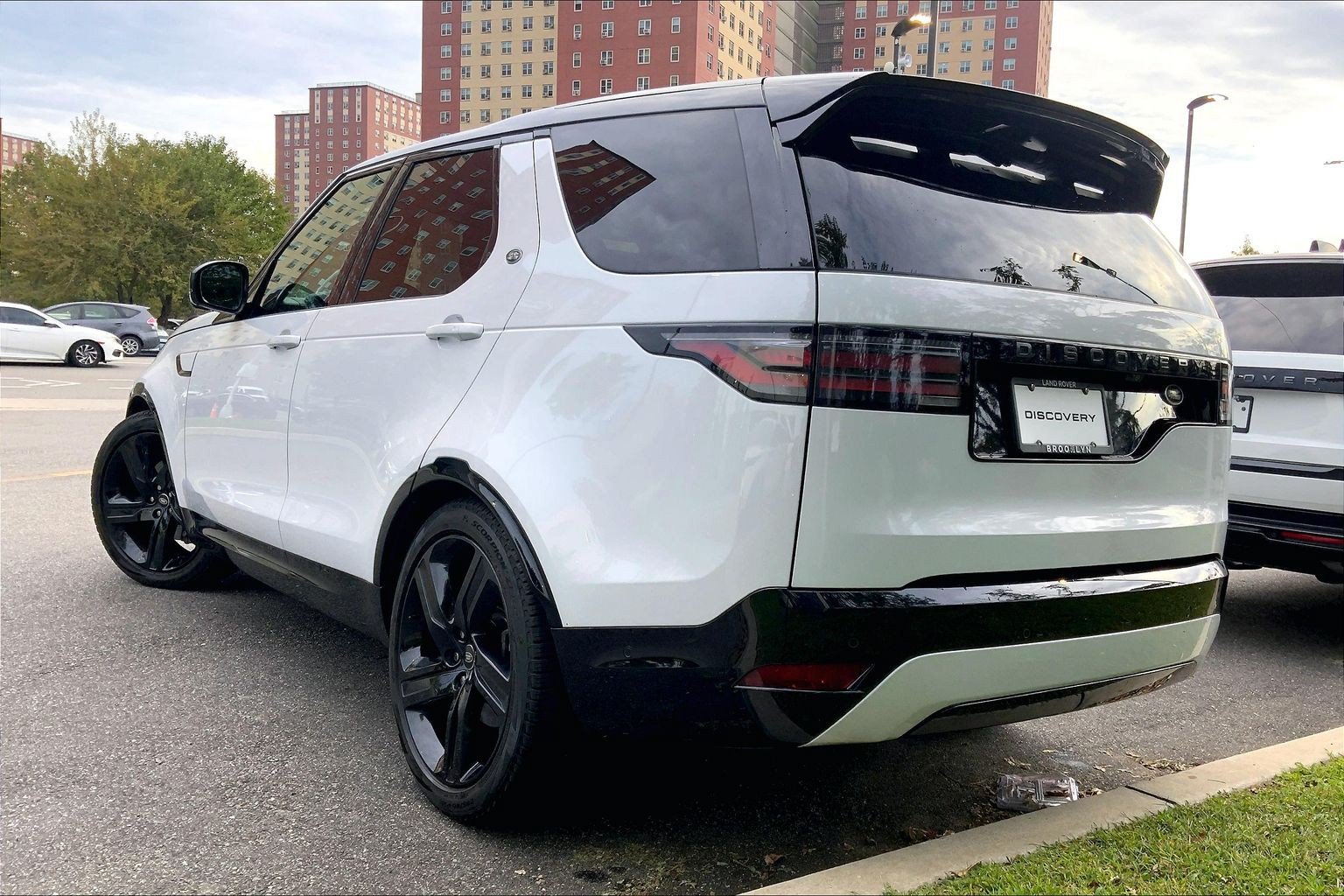 Used 2023 Land Rover Discovery S R-Dynamic AWD/4WD image 3