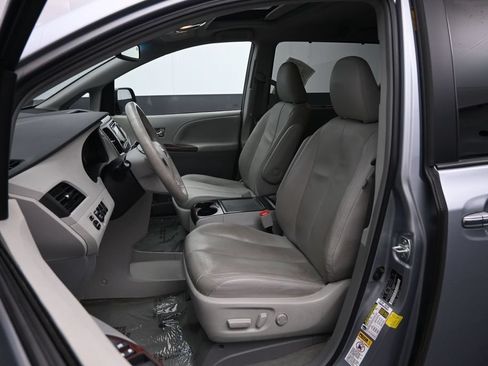 Used 2014 Toyota Sienna XLE FWD image 16
