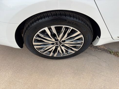 Used 2020 Kia Cadenza Technology image 11