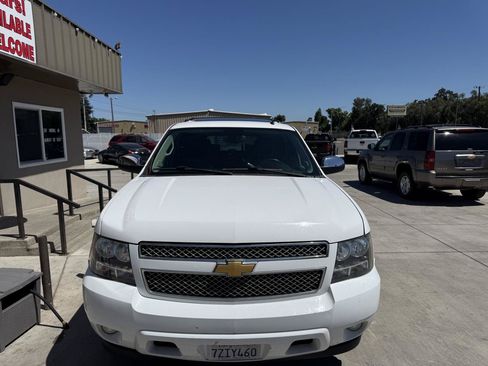 Used 2014 Chevrolet Suburban LTZ RWD image 9