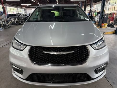 Used 2024 Chrysler Pacifica Touring-L FWD image 7