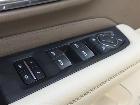 Used 2021 GMC Yukon XL Denali w/ Denali Premium Package image 19