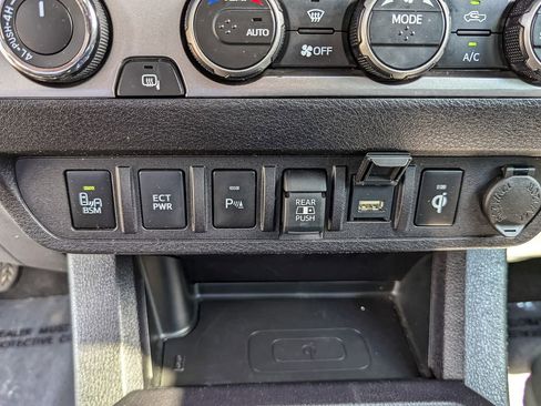 Used 2022 Toyota Tacoma Limited image 31