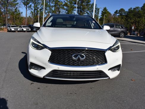 Used 2017 INFINITI QX30 Premium w/ Navigation Package image 4