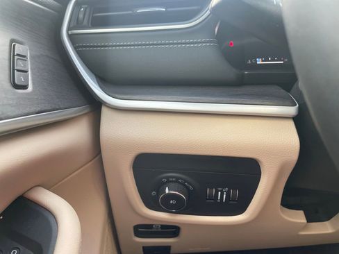 Used 2024 Jeep Grand Cherokee Limited image 13