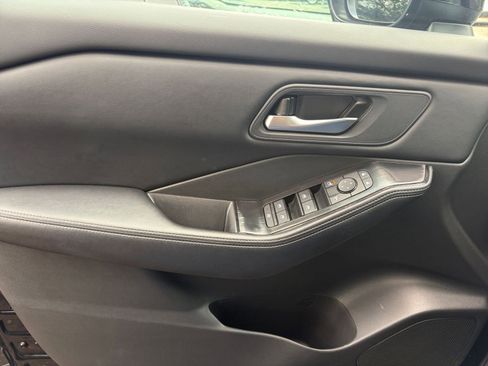 Used 2025 Nissan Rogue SV FWD image 18