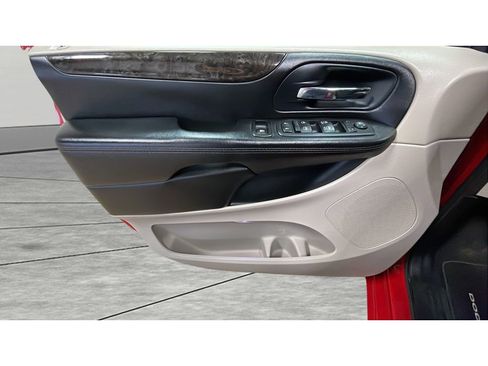 Used 2016 Dodge Grand Caravan SXT image 10