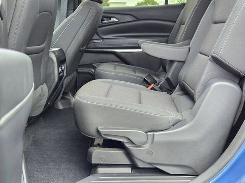 Used 2025 Chevrolet Traverse LT FWD image 11