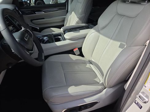 Used 2022 Jeep Wagoneer Series III w/ Flexible Seating Group RWD image 19