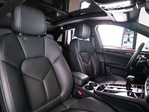 Certified 2026 Porsche Macan AWD/4WD image 17